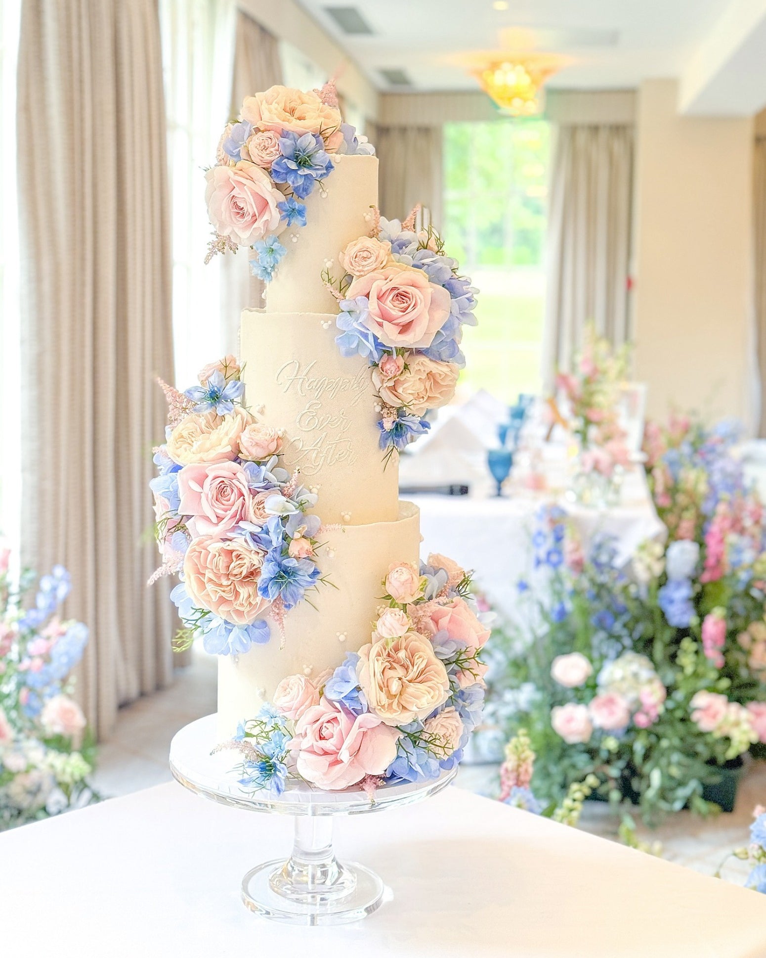 Acrylic Pedestal Cake stand with Multi-tiered cake